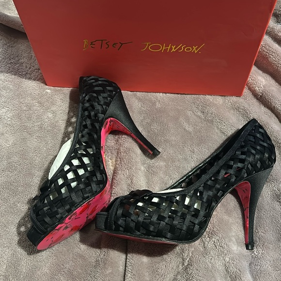 Betsey Johnson Black Lattice Ribbon Pump sz 8 - Picture 2 of 13